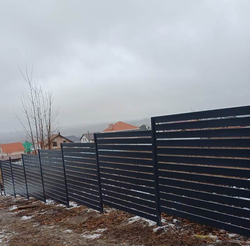 Комбинированный забор Texas + штакетник Mini RAL 7024, кп Хутор Пасека